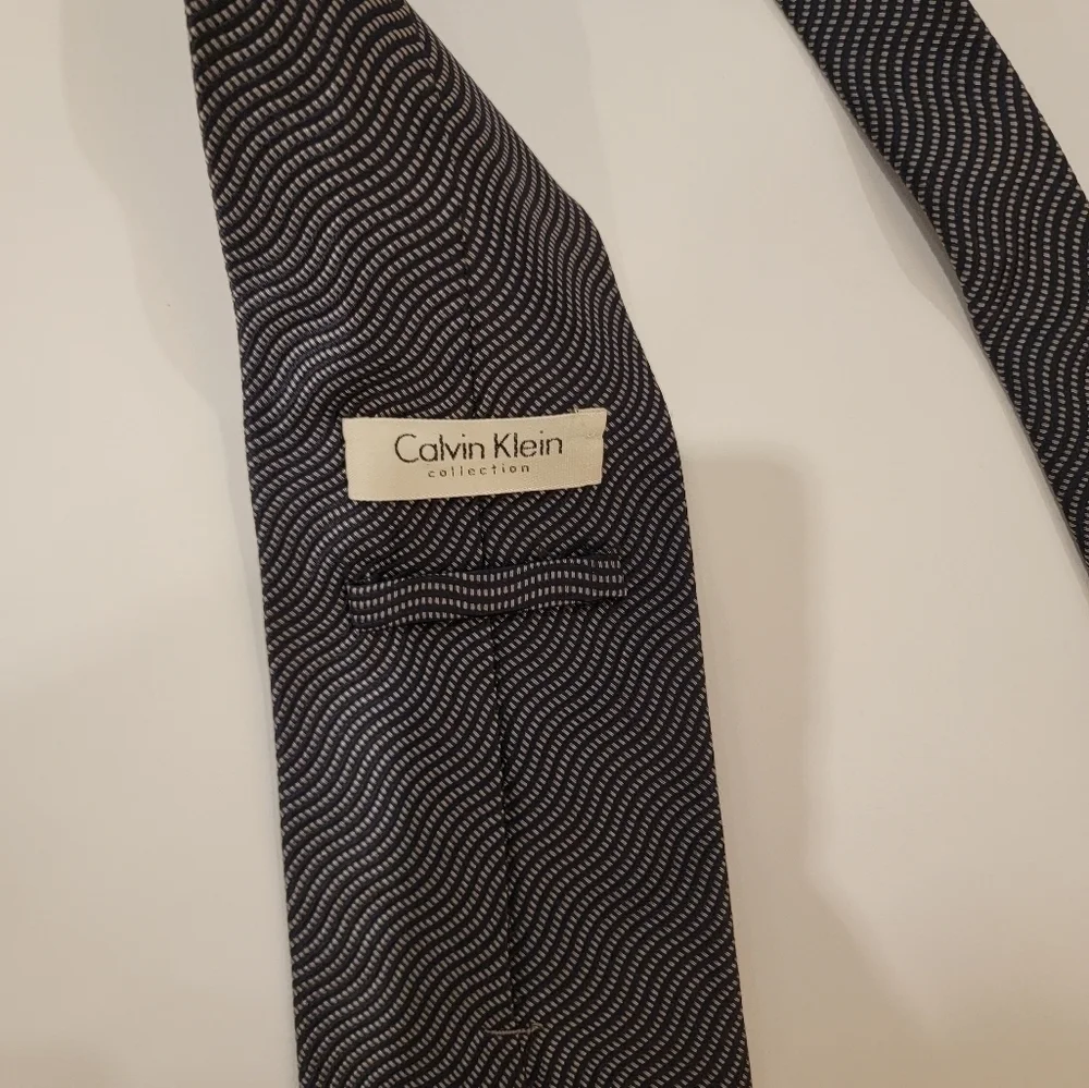 Calvin Klein 100% Silk Tie Black and white squiggly lines‎